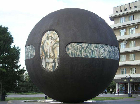 памятник шар бухгольца в омске фото