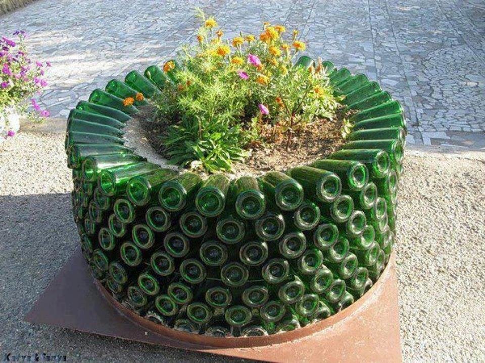 клумбы из стеклянных бутылок своими руками фото