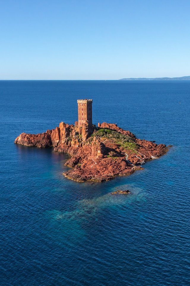 ÐžÐºÑ€ÑƒÐ¶Ñ‘Ð½Ð½Ñ‹Ð¹ Ð¼Ð¾Ñ€ÐµÐ¼, Ð¡Ñ‚Ð°Ñ Ð¡ÐµÐ´Ð¾Ð² Ð´Ð»Ñ Â«AirPanoÂ».

ÐžÑÑ‚Ñ€Ð¾Ð²-ÑÐºÐ°Ð»Ð° Ð˜Ð»ÑŒ Ð´'ÐžÑ€, Ð›Ð°Ð·ÑƒÑ€Ð½Ñ‹Ð¹ Ð±ÐµÑ€ÐµÐ³, Ð¤Ñ€Ð°Ð½Ñ†Ð¸Ñ.