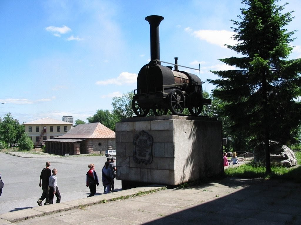 памятник первому паровозу в екатеринбурге фото