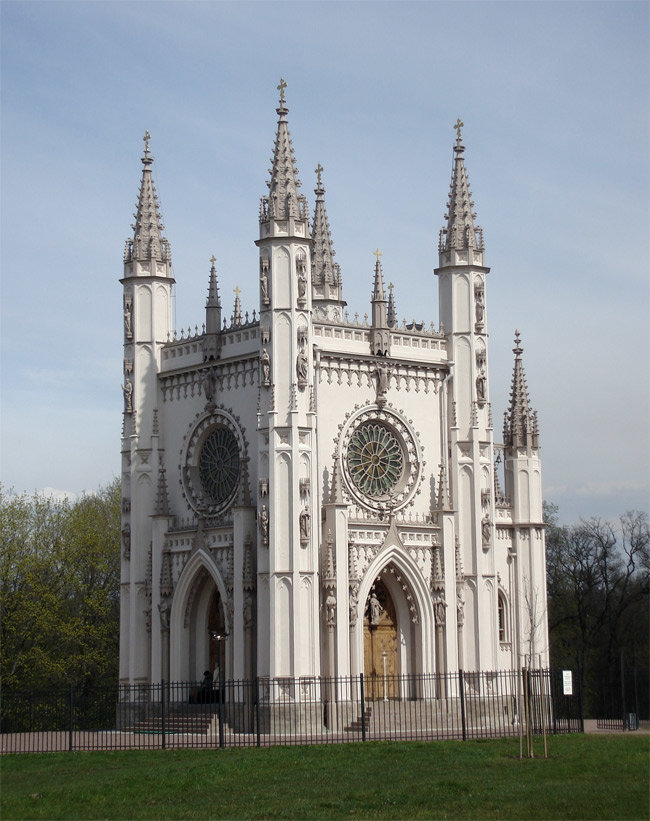 готическая капелла в петергофе фото