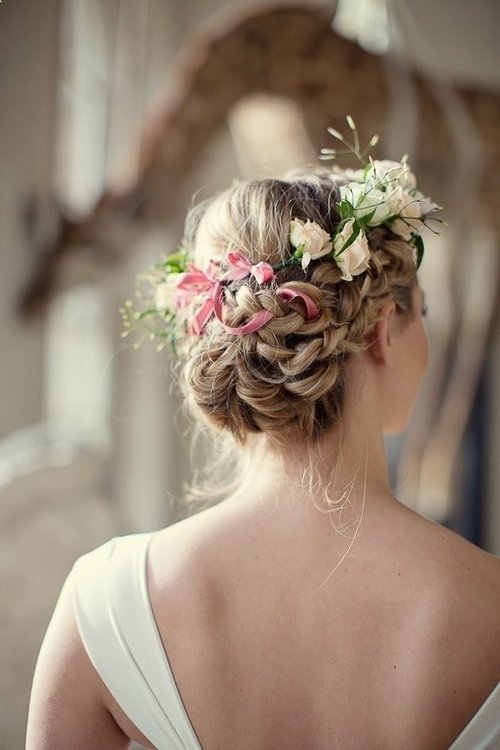 Прически с цветами в волосах на свадьбу: 30 стильных фото идей