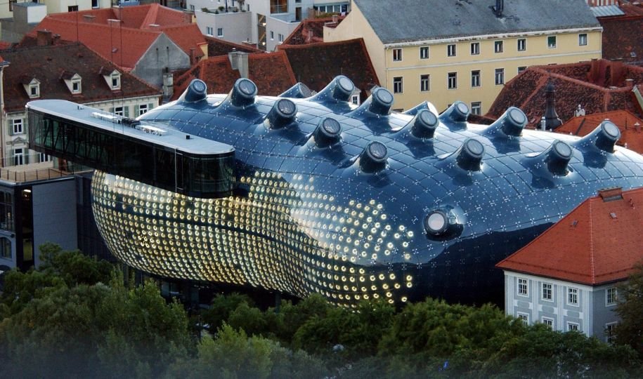 здание кунстхаус (грац)а в граце, австрия (2003, архитекторы — питер кук, колин фурнье). фото