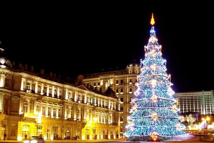 новогодняя елка на улице фото
