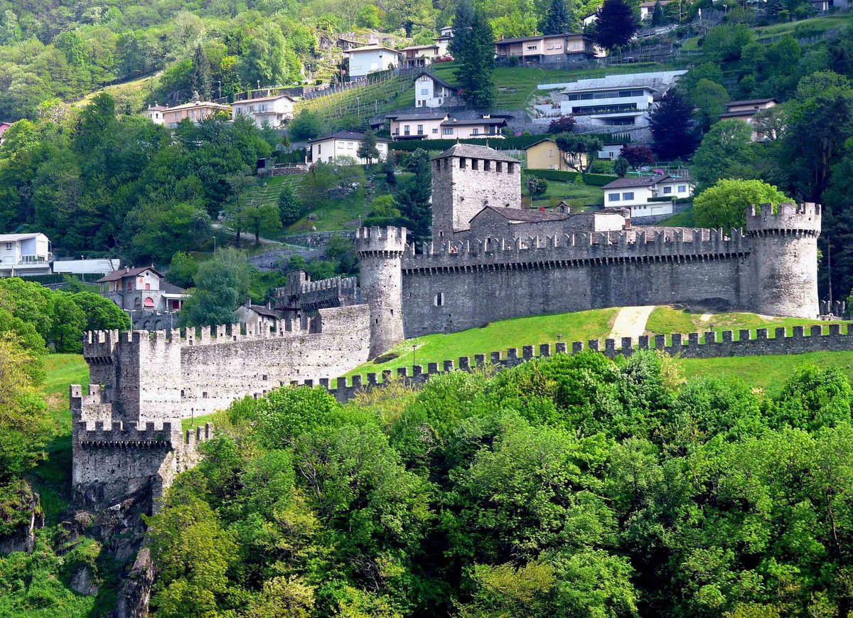 Замок Монтебелло в Швейцарии 