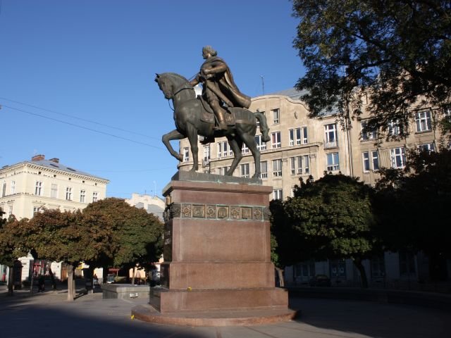 памятник даниилу галицкому во львове фото