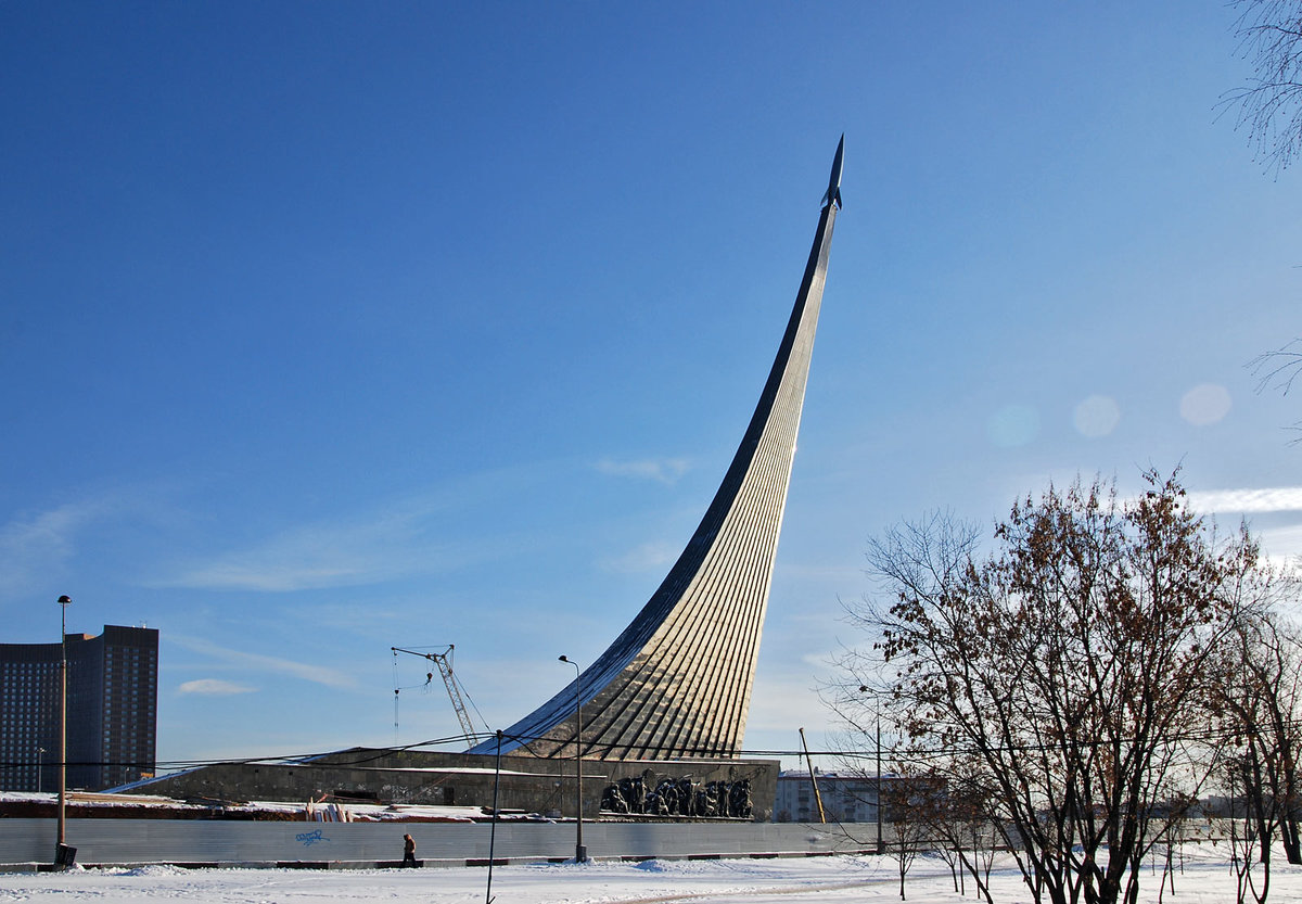 монумент покорителям космоса в москве фото