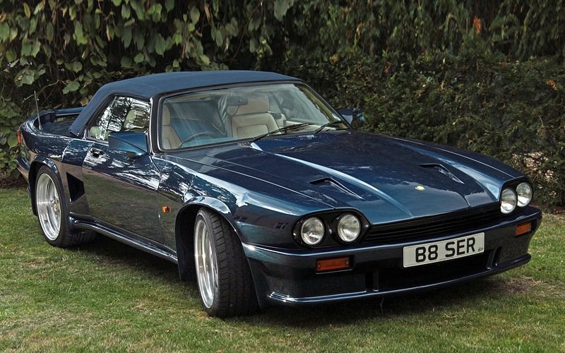 aston martin v8 фото