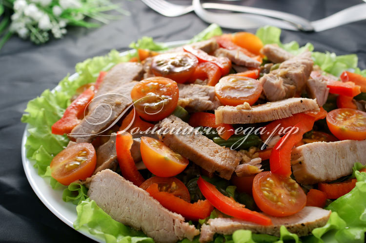 Теплый салат со свининой и овощами