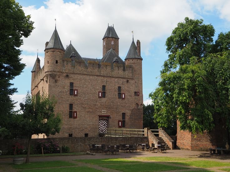 doornenburg castle фото