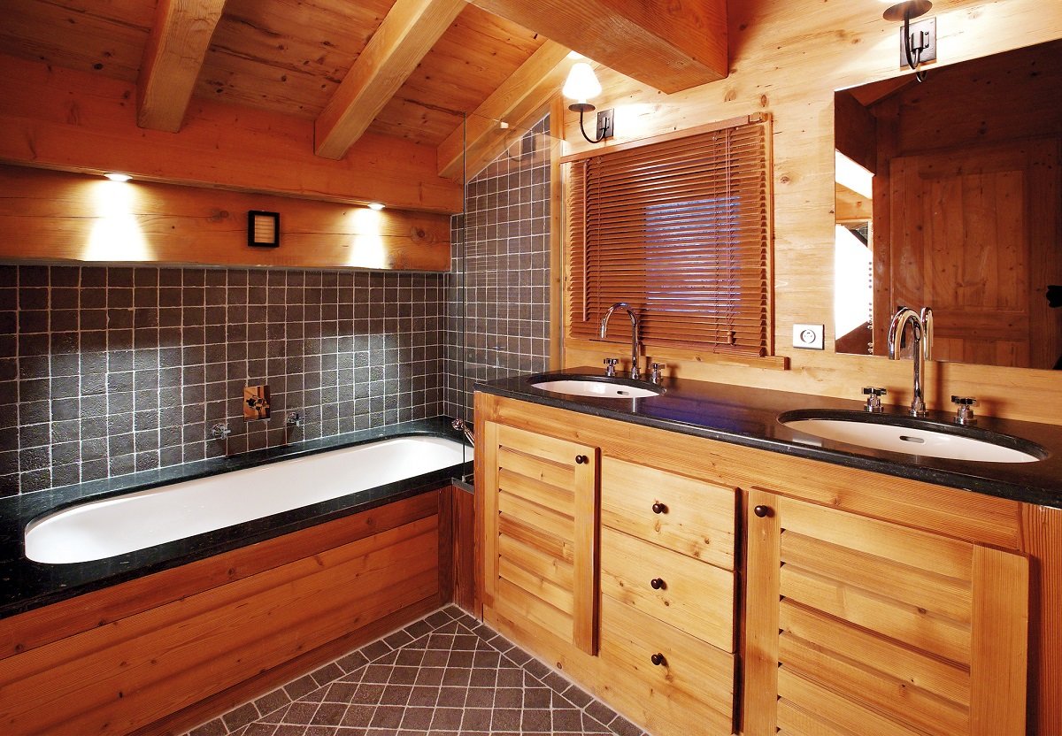 ванная в деревянном доме чем защитить дерево