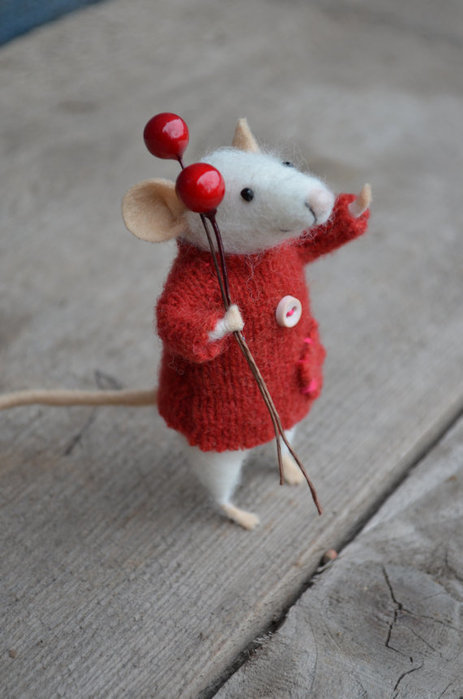 мышка с ягодками красными 