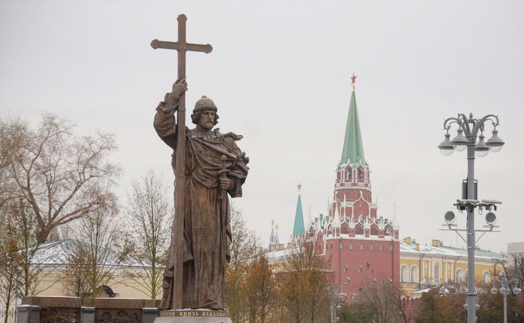 памятник князю владимиру в москве фото