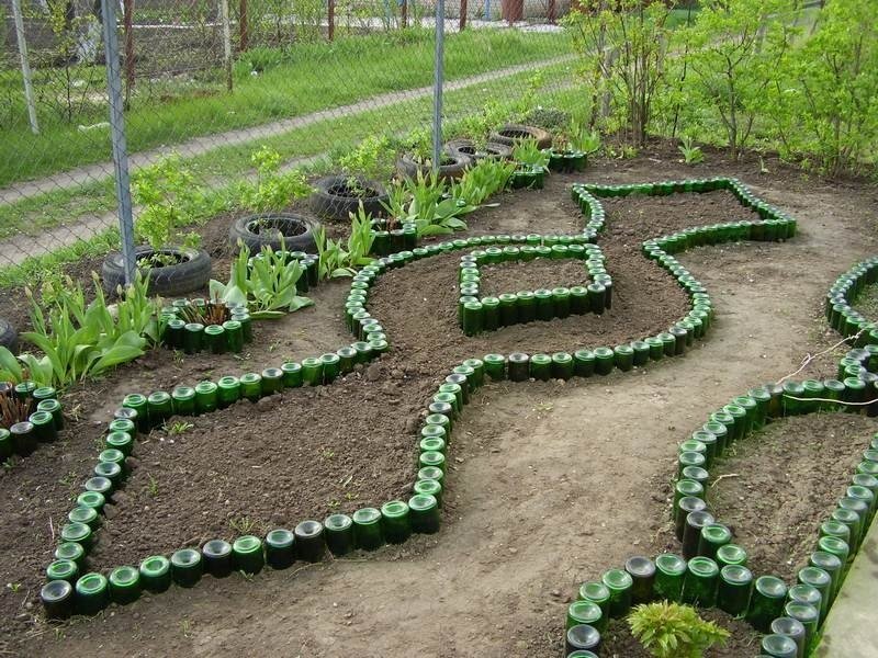 клумба из бутылок стеклянных фото