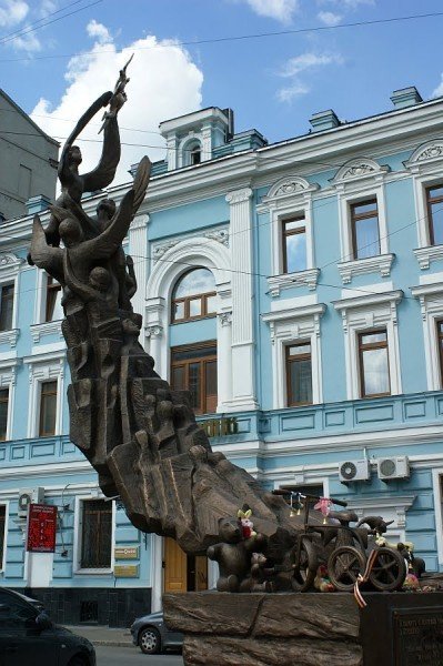 памятник детям беслана в москве фото