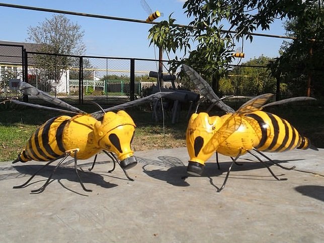 пчела из подручных мат фото