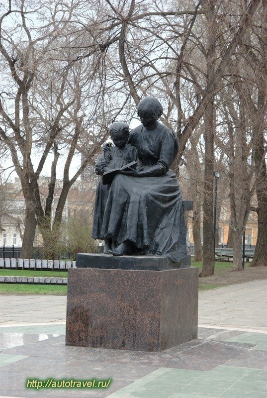 памятник первой учительнице саратов фото