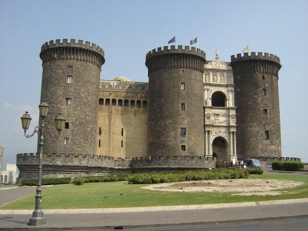 кастель нуово замок фото