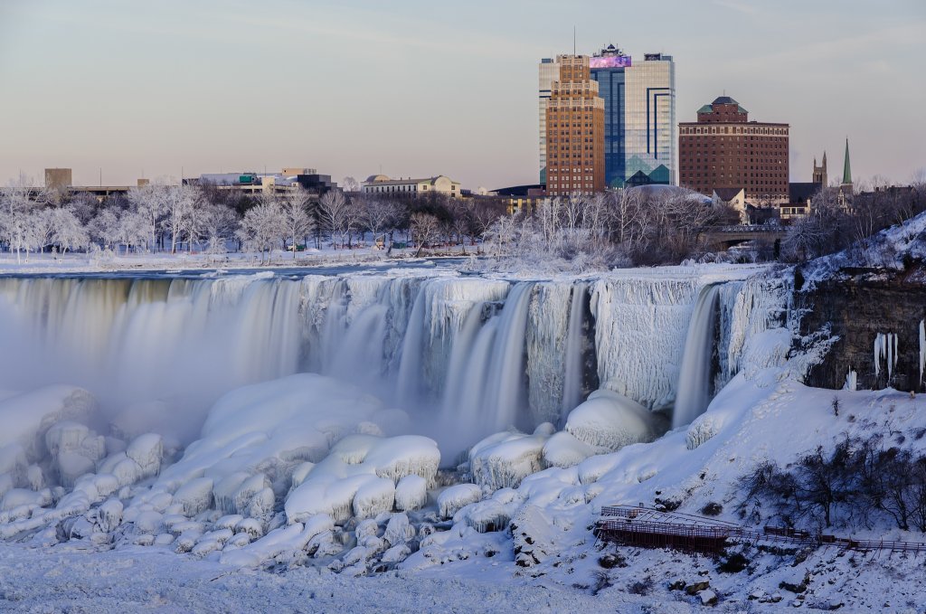 замерзший ниагарский водопад фото