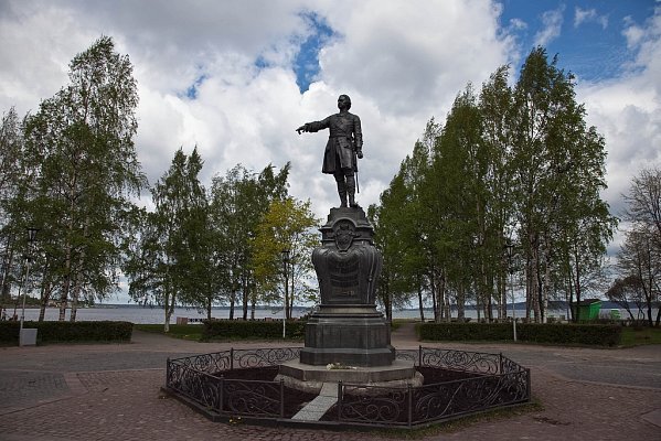 памятник петру петрозаводск фото