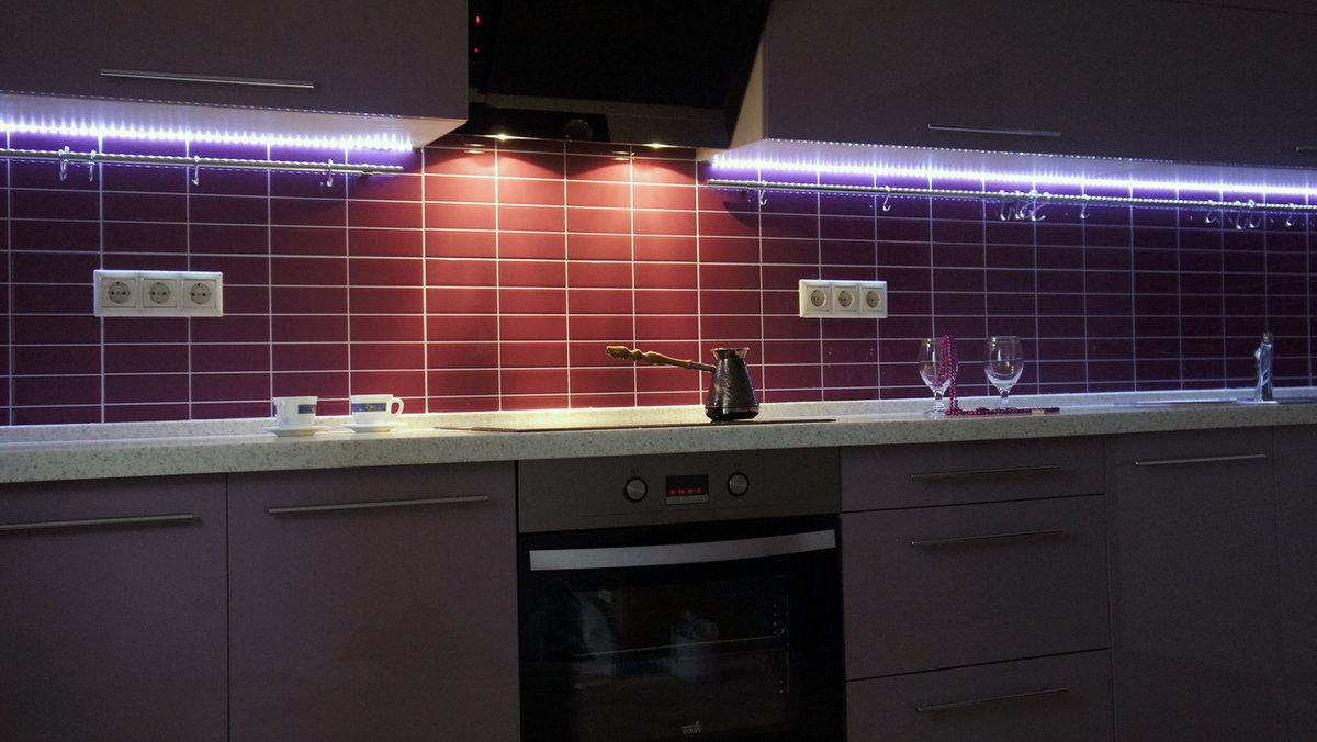 монтаж подсветки на кухонный гарнитур