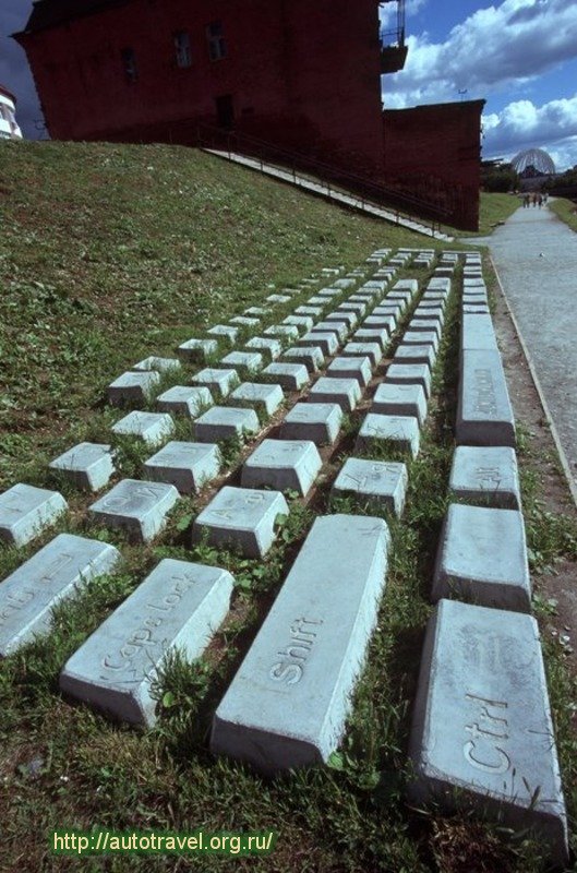 памятник клавиатуре в екатеринбурге фото