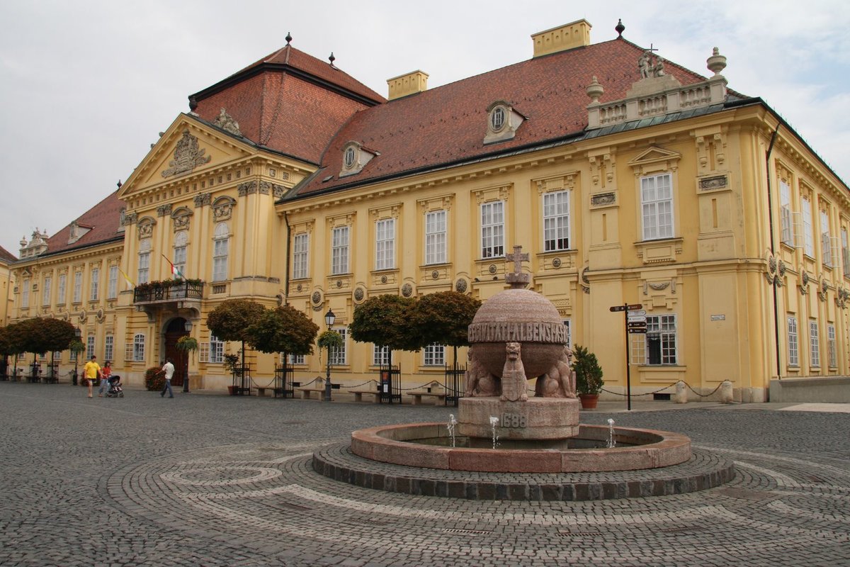 szekesfehervar дворец епископа венгрия фото