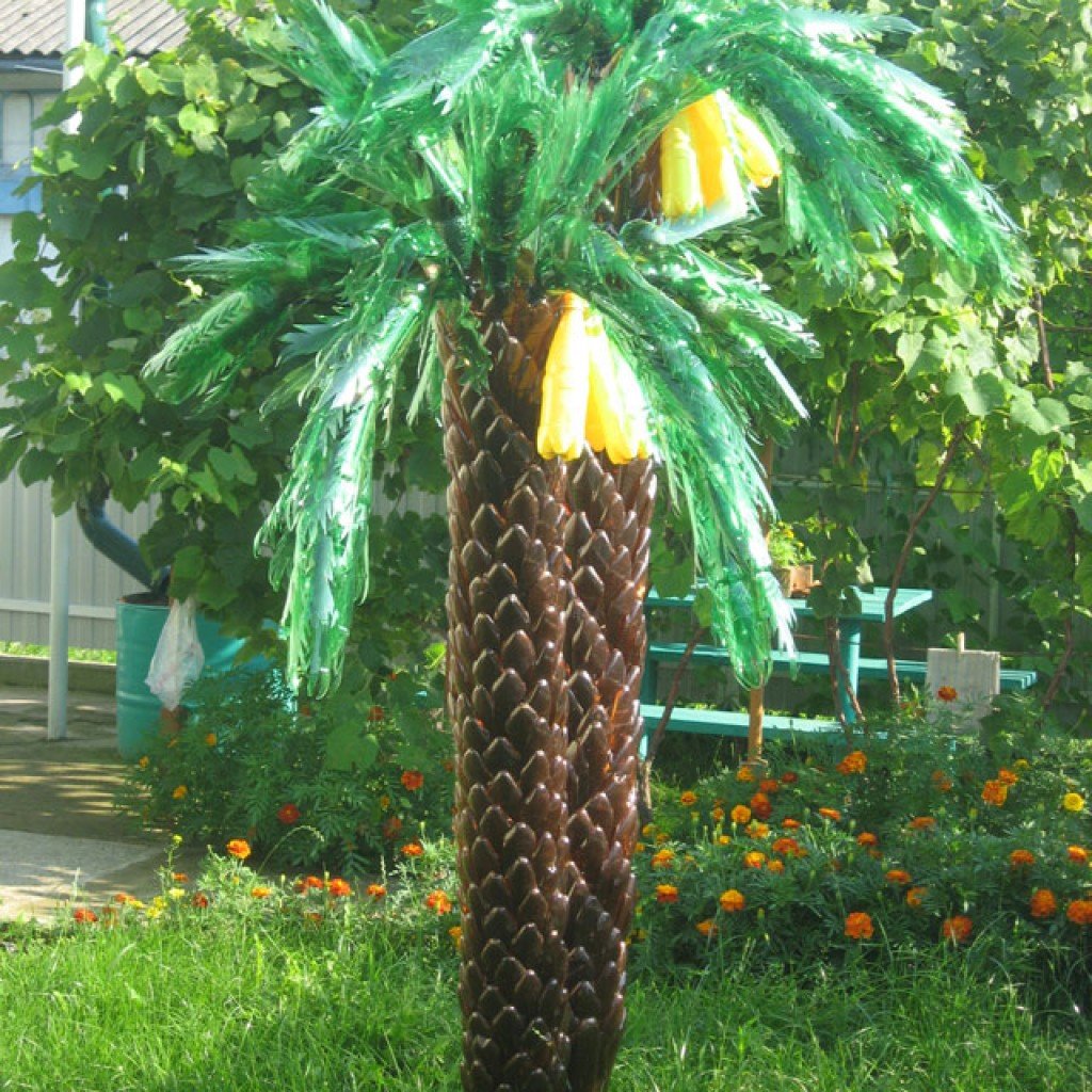 пальма из пластиковых бутылок фото