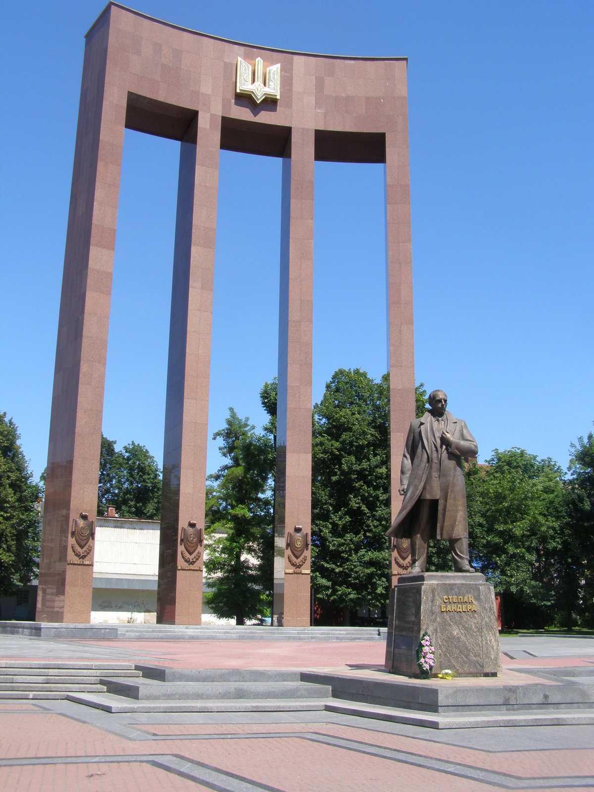степан бандера памятник фото