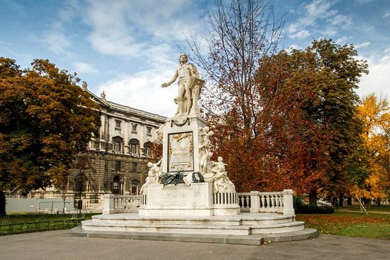 памятник моцарту в вене фото