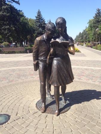 памятник шурику и лидочке в краснодаре фото