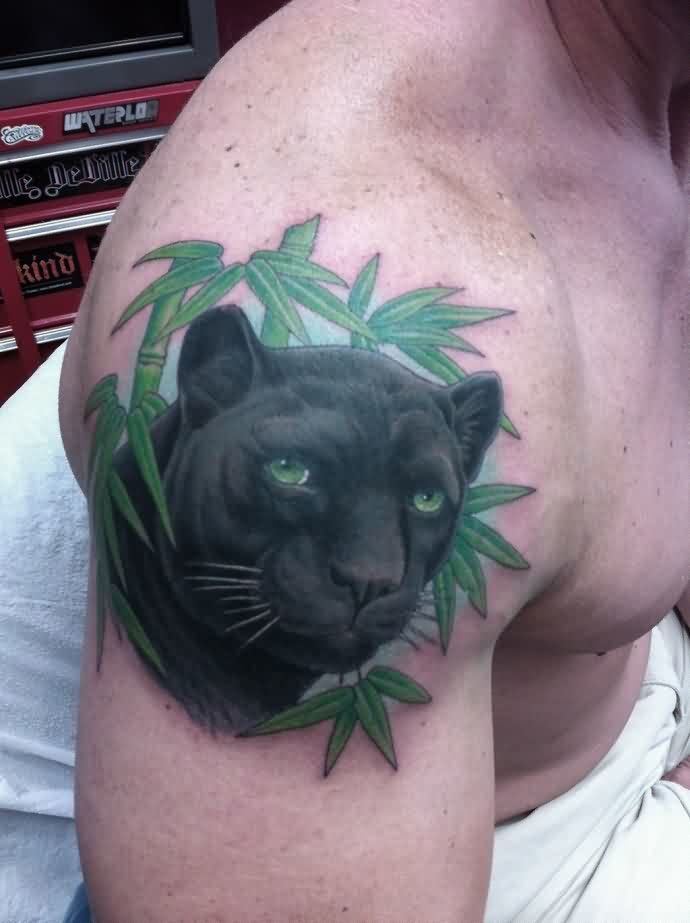Татуировка голова пантеры в зеленых листьях
