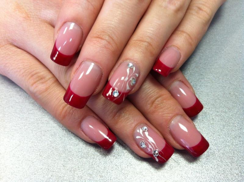 Найти френч на ногти.