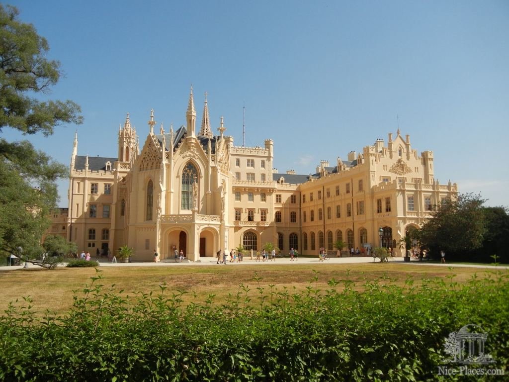 замок леднице фото