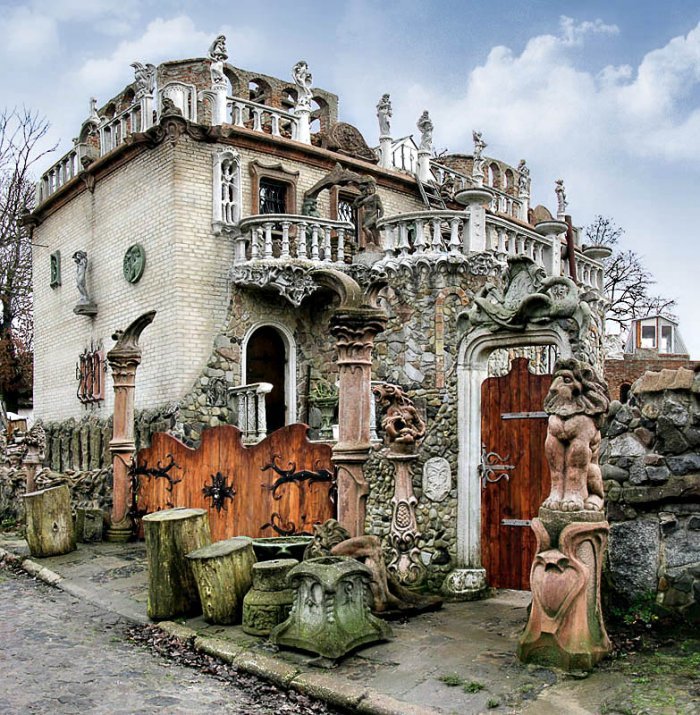 дом с химерами луцк фото