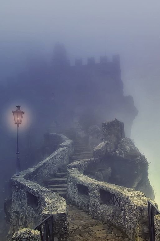 замок в тумане фото