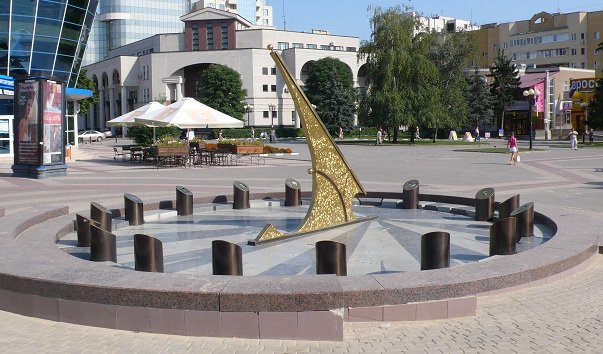 памятник солнечные часы белгород фото