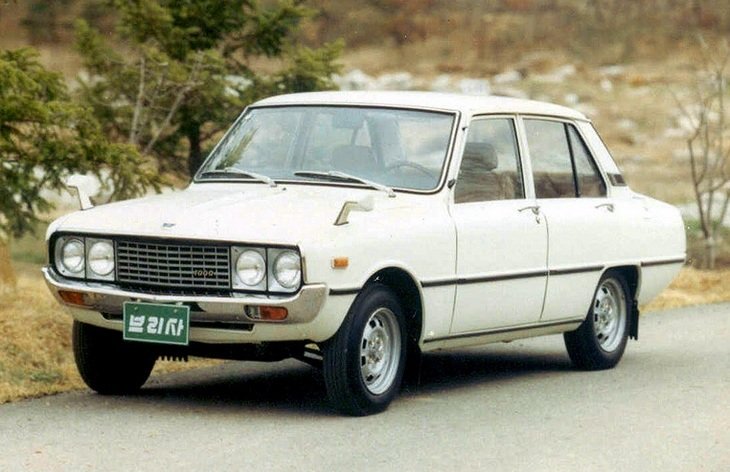 Седан Киа Бриса,1974-1981.На машины устанавливался «маздовский» мотор объемом один литр и мощностью 62 л. с., а с 1975 года — еще и 1,3-литровый двигатель, развивающий 72 л.
