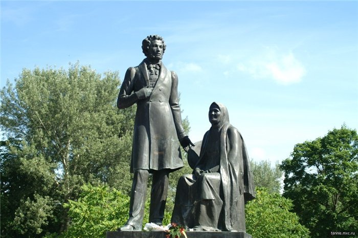 памятник пушкину и арине родионовне в пскове фото