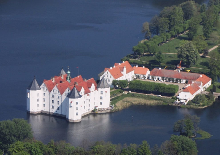замок глюксбург германия фото