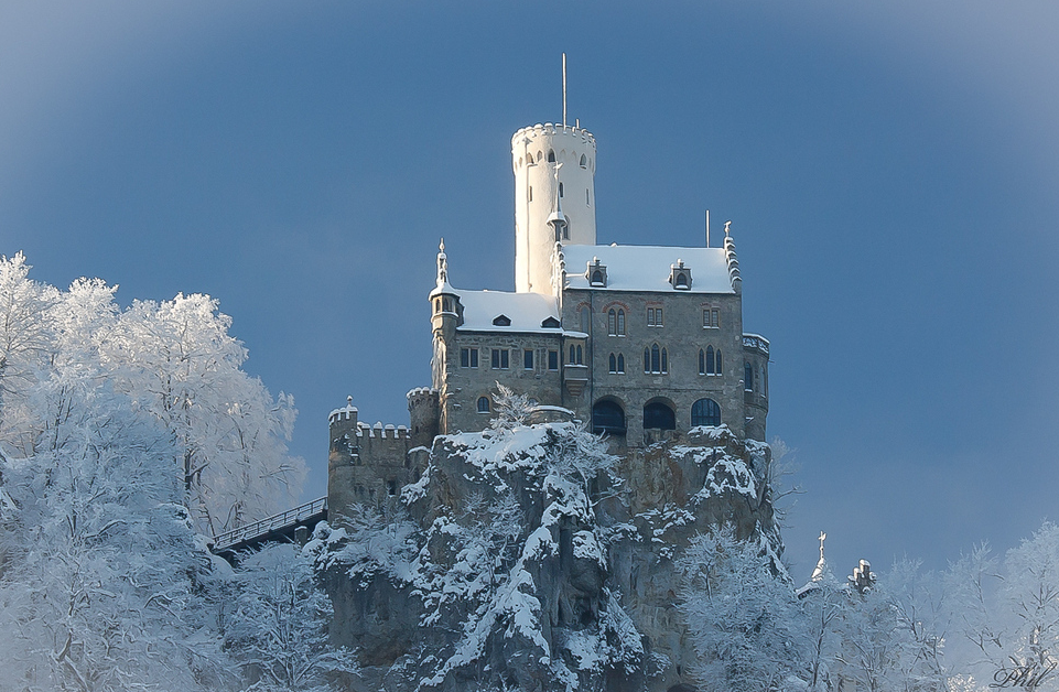 замок лихтенштейн германия фото