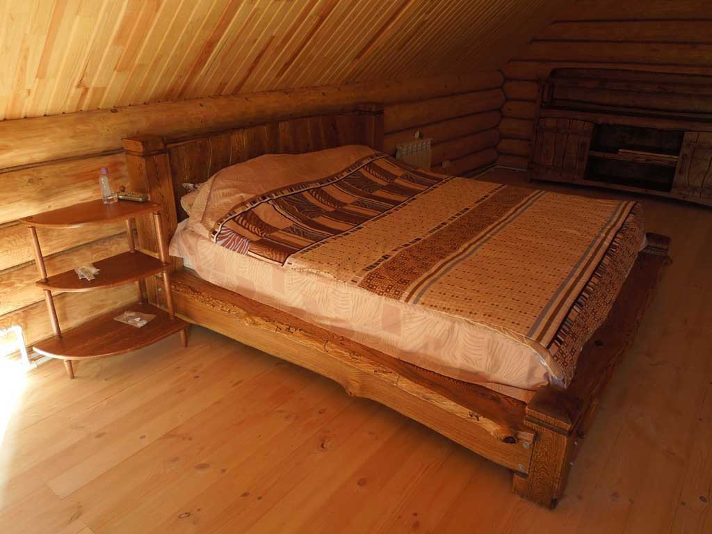 кровать под старину из дерева фото