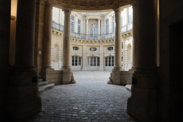 Hôtel de Beauvais фото