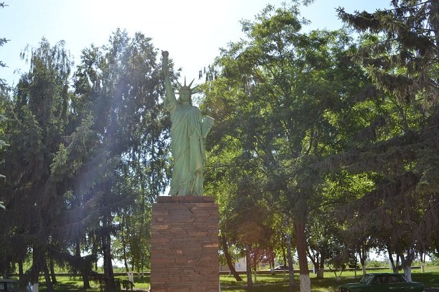 памятник свободы украина фото