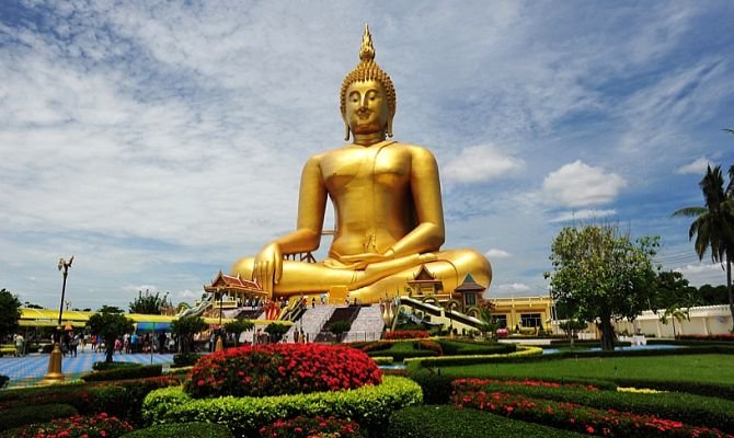 статуя будды в тайланде фото