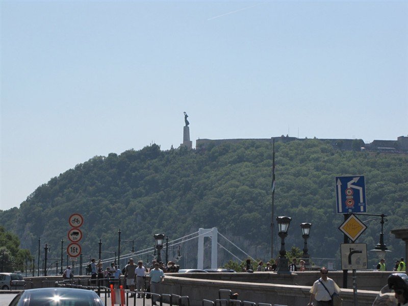 монумент свободы на вершине холма геллерт фото