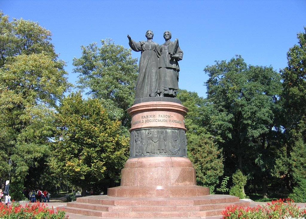 монумент в честь 300-летия воссоединения украины с россией фото