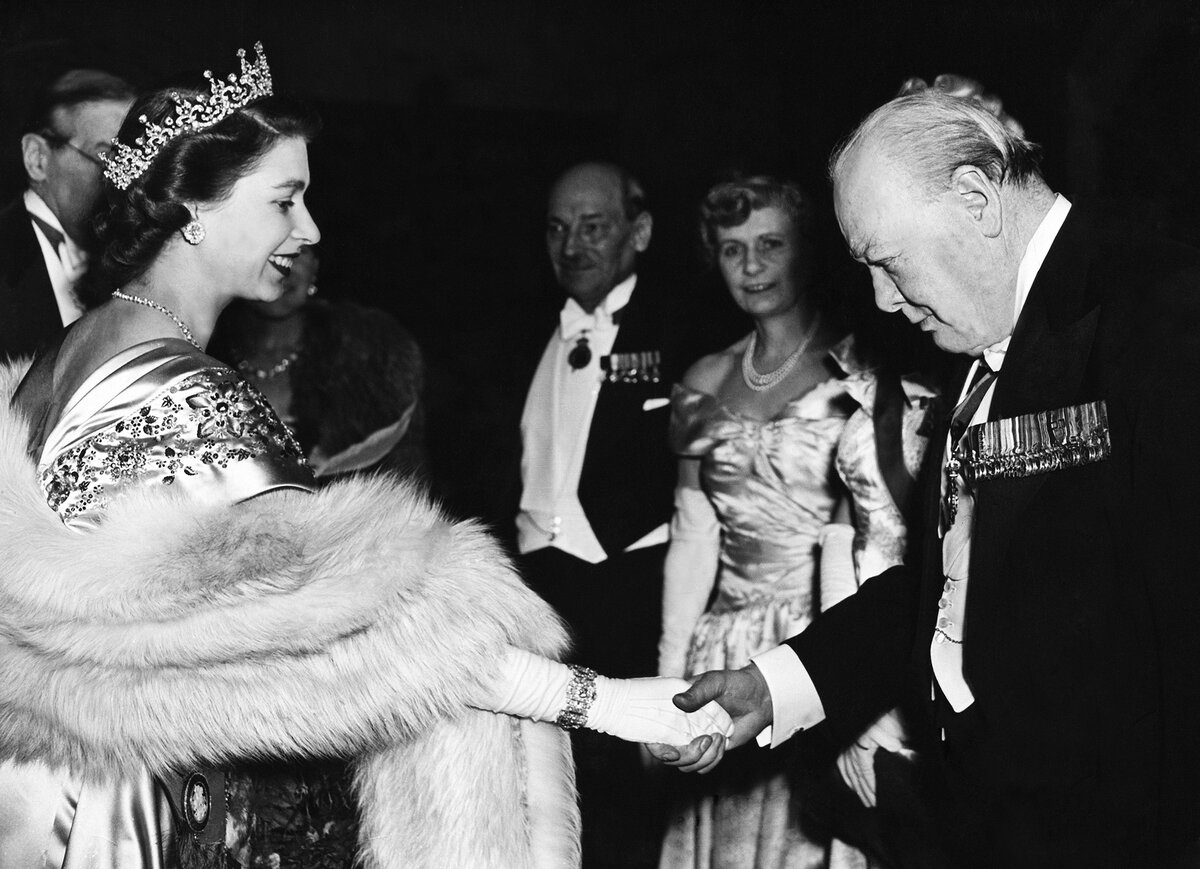 s1200 Королева Елизавета II и Уинстон Черчилль