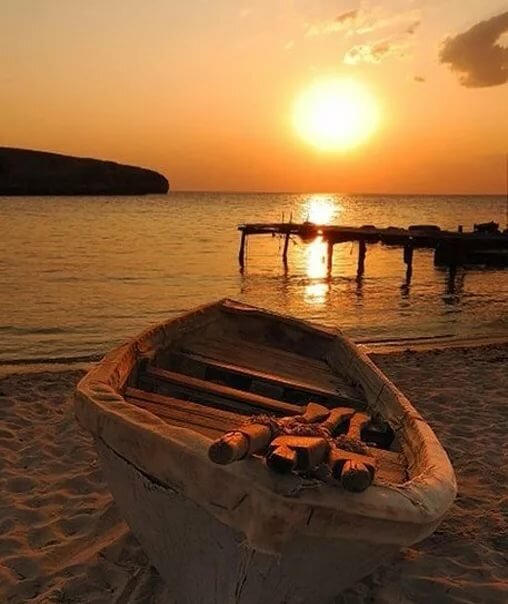 лодка на берегу моря фото