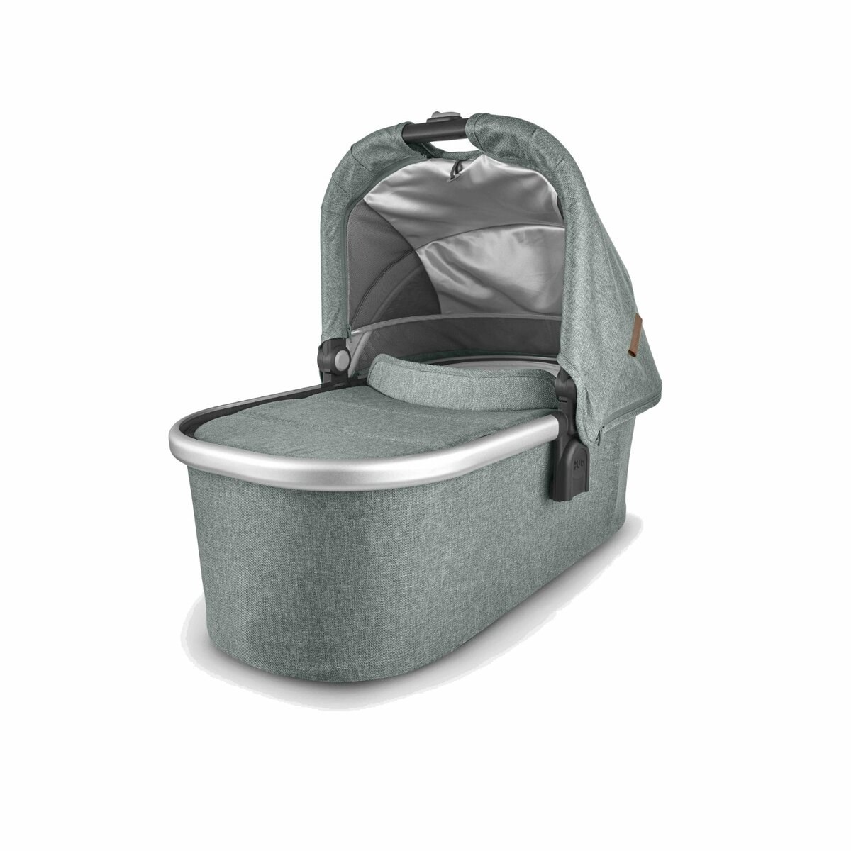 Люлька UPPAbaby Bassinet V2 для колясок Cruz и Vista</br>Цена: 20000 руб.</br>Люлька UPPAbaby Bassinet V2 позволяет превратить UPPAbaby Cruz в коляску для новорожденных, а UPPAbaby Vista в коляску для близнецов или погодков. Идеально подходит как для лета, так и для зимы. Ровное дно выстеленно мягким эргономичным матрасиком, обеспечивающим хорошую вентиляцию и оптимальный микроклимат в люльке. Внутренняя ткань 100&#37; хлопок, легко снимается для стирки. Внешняя ткань плотная, не продуваемая, с водо- и грязеотталкивающей пропиткой. Капюшон достаточно большой со встроенным козырьком для защиты от солнца и ручкой для переноски. В задней части капюшона есть специальная секция на молнии, которая открывает сетчатое окно для лучшей вентиляции в жаркую погоду.</br>